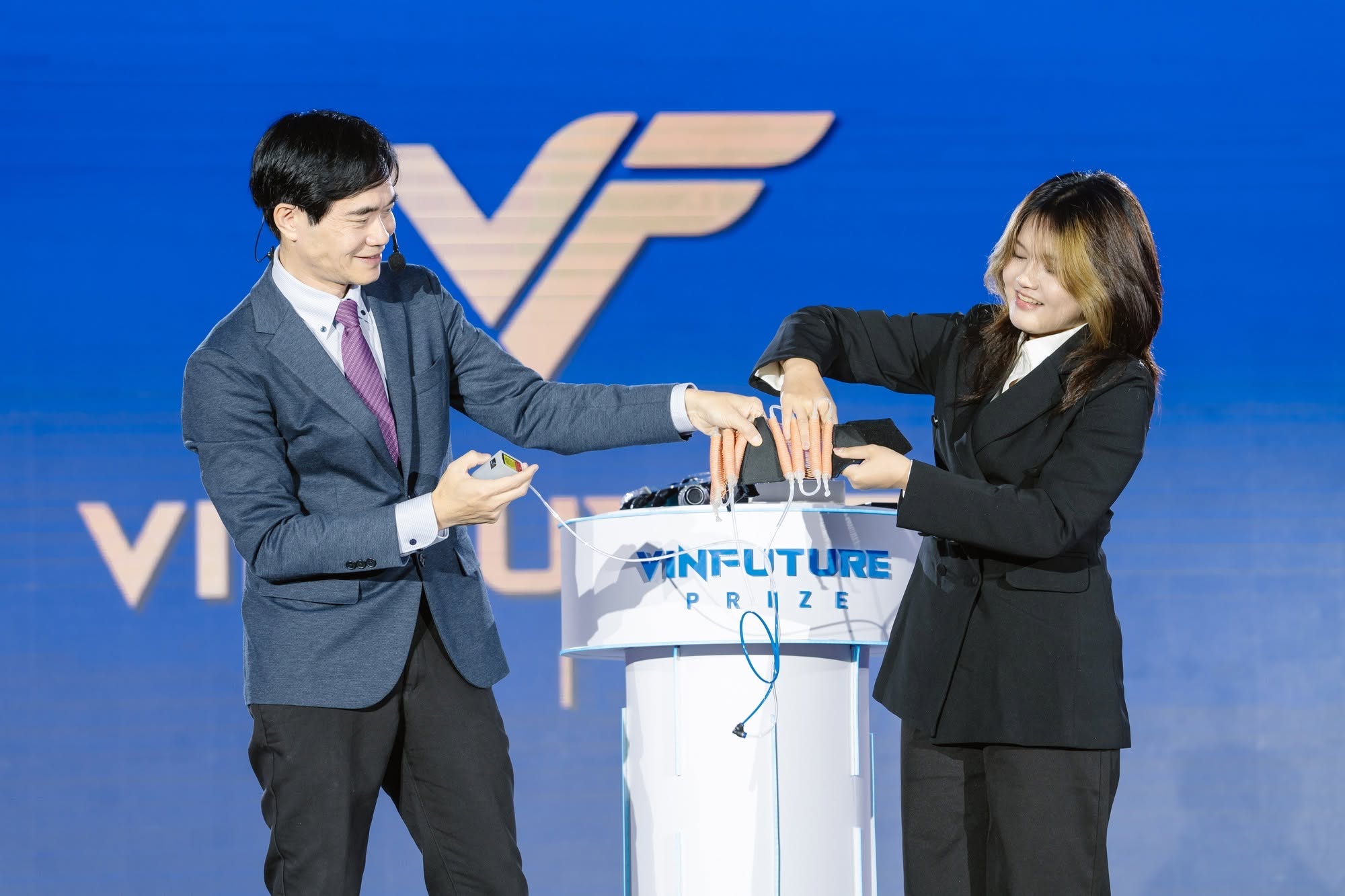 GS. Raymond Kai-yu Tong giới thiệu về c&ocirc;ng nghệ "B&agrave;n tay hy vọng" tại Tuần lễ Khoa học C&ocirc;ng nghệ VinFuture 2025. Ảnh: VinFuture.