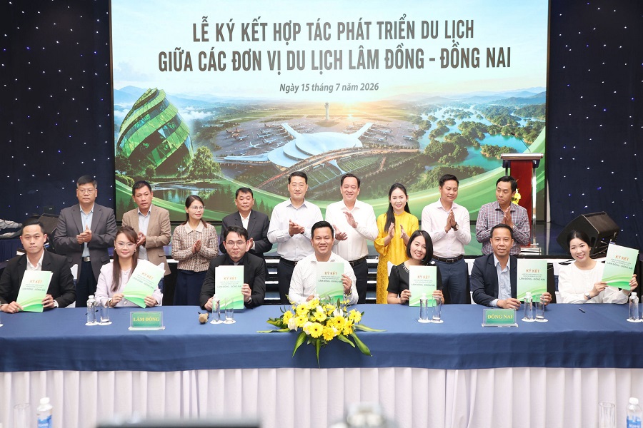 C&aacute;c đơn vị cung cấp dịch vụ của tỉnh L&acirc;m Đồng v&agrave; TP Đồng Nai k&yacute; kết hợp t&aacute;c ph&aacute;t triển du lịch. Ảnh: Dương Phong