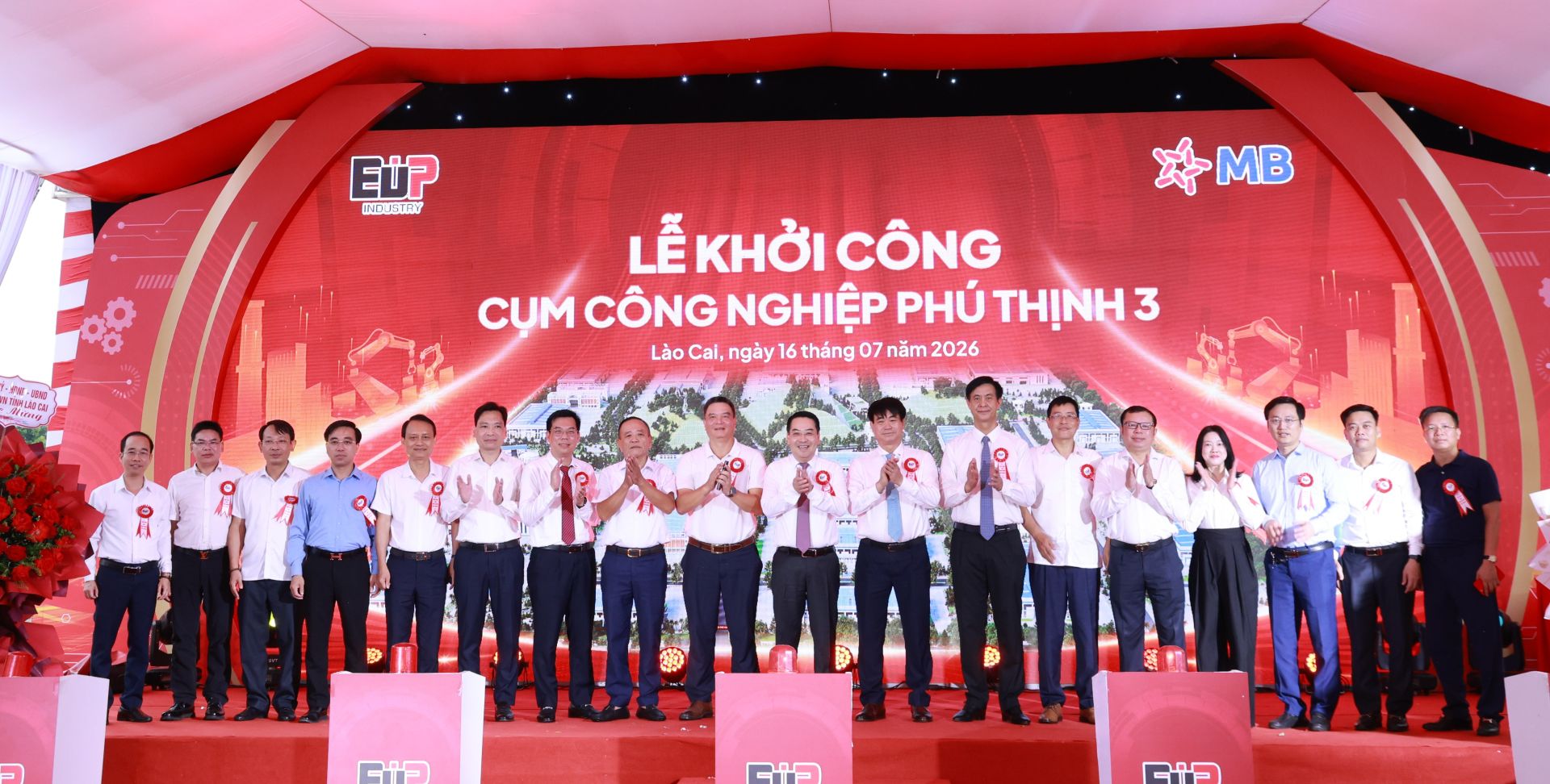 Các đại biểu chụp ảnh lưu niệm. Các đại biểu chụp ảnh lưu niệm.