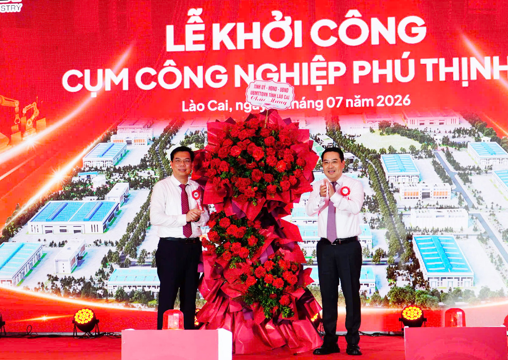 Đồng chí Chủ tịch UBND tỉnh Lào Cai Nguyễn Tuấn Anh tặng hoa chúc mừng chủ đầu tư công trình. Đồng chí Chủ tịch UBND tỉnh Lào Cai Nguyễn Tuấn Anh tặng hoa chúc mừng chủ đầu tư công trình.