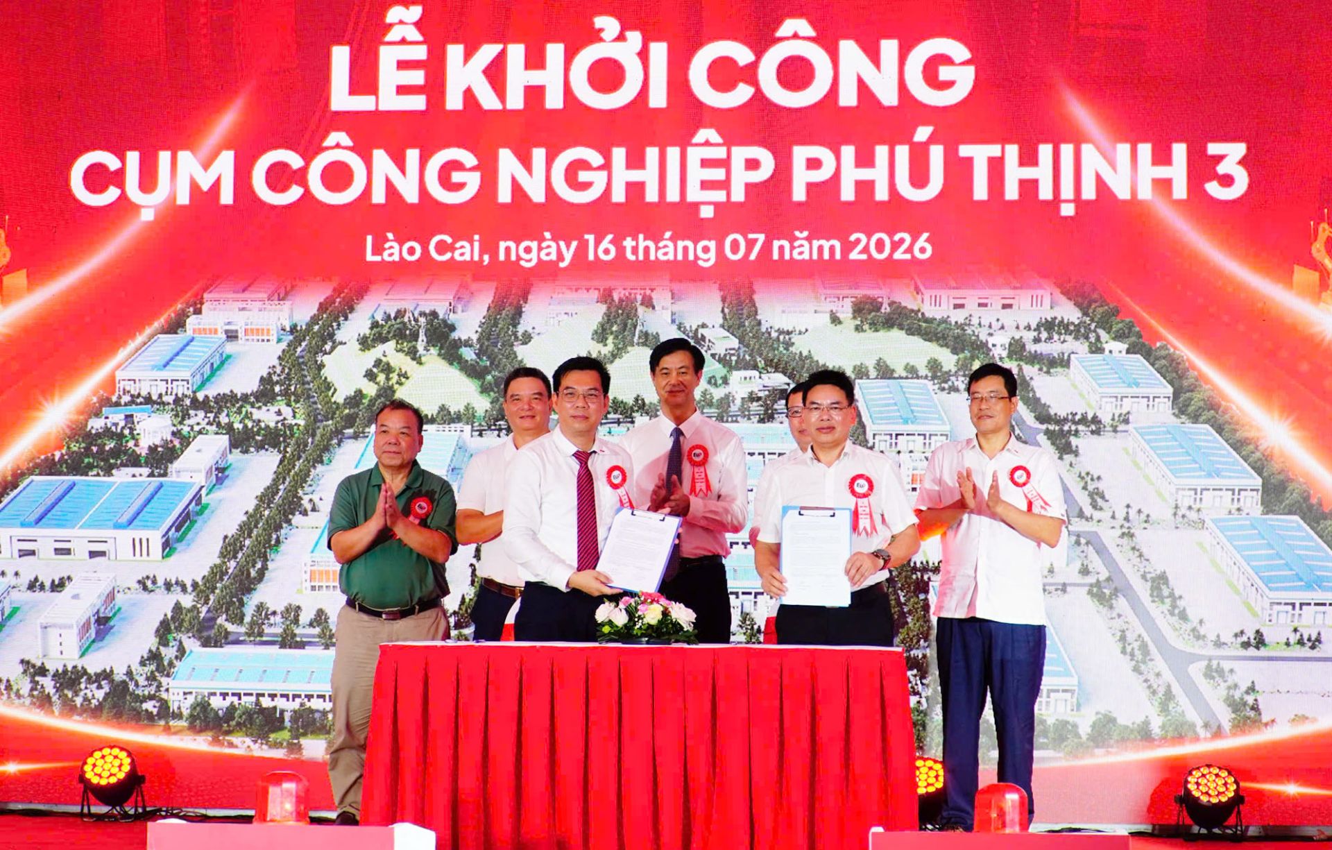 Lễ ký kết biên bản ghi nhớ hợp tác giữa Chủ đầu tư Cụm công nghiệp - Tập đoàn EuP Group và Công ty TNHH Vật liệu Nhựa JIANGSU DADU. Lễ ký kết biên bản ghi nhớ hợp tác giữa Chủ đầu tư Cụm công nghiệp - Tập đoàn EuP Group và Công ty TNHH Vật liệu Nhựa JIANGSU DADU.