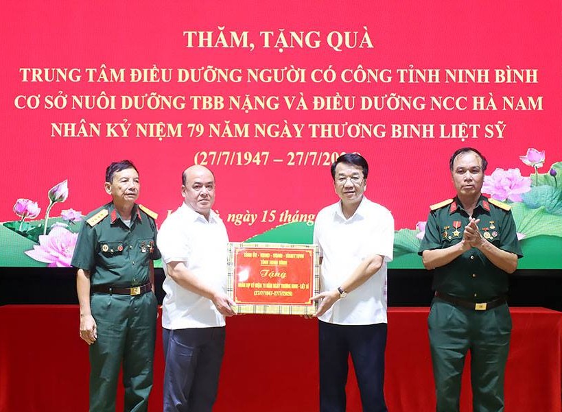 Chủ tịch UBND tỉnh Ninh Bình thăm, tặng quà người có công nhân dịp 27/7