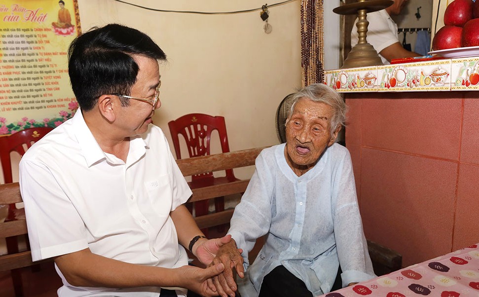 Chủ tịch UBND tỉnh thăm, tặng quà Mẹ Việt Nam anh hùng Trần Thị Sách, ở tổ dân phố 11, phường Phủ Lý. Chủ tịch UBND tỉnh thăm, tặng quà Mẹ Việt Nam anh hùng Trần Thị Sách, ở tổ dân phố 11, phường Phủ Lý.