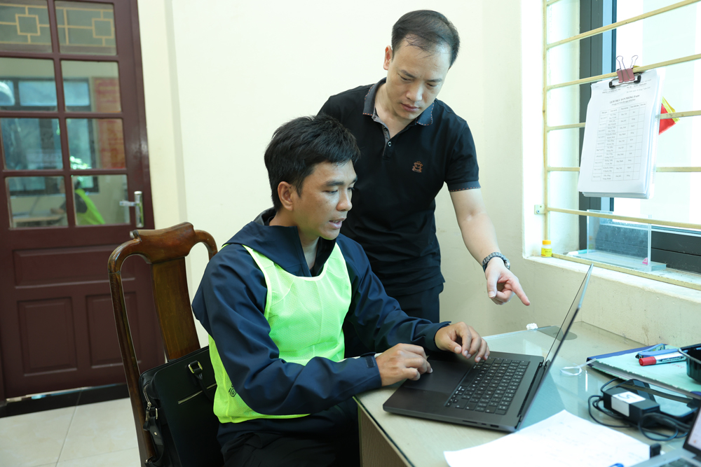 C&aacute;n bộ cơ quan an ninh điều tra x&aacute;c minh hoạt động thiết kế video mời gọi đ&aacute;nh bạc của nh&oacute;m tội phạm.