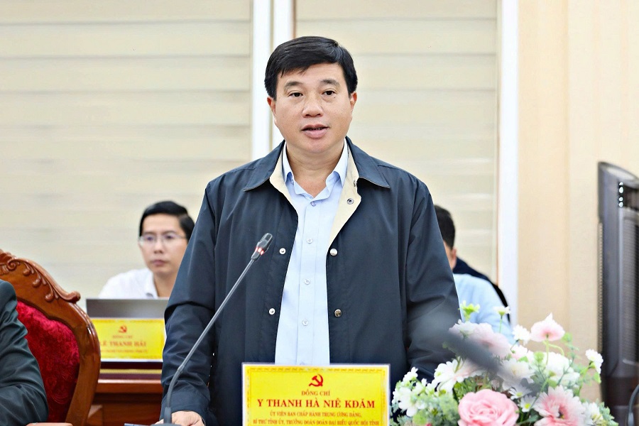 Đồng ch&iacute; Y Thanh H&agrave; Ni&ecirc; Kđăm, Ủy vi&ecirc;n Ban Chấp h&agrave;nh Trung ương Đảng, B&iacute; thư Tỉnh ủy, Trưởng Đo&agrave;n ĐBQH tỉnh hoan ngh&ecirc;nh Tập đo&agrave;n VRG đ&atilde; chủ động l&agrave;m việc, đề xuất c&aacute;c dự &aacute;n đầu tư tại tỉnh L&acirc;m Đồng.