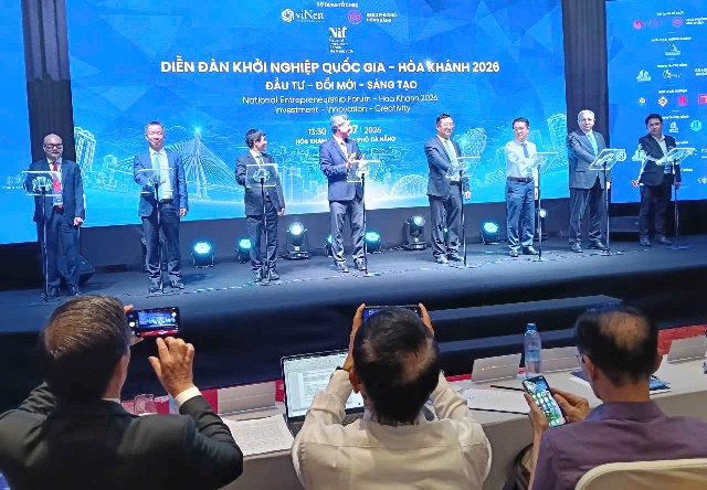 Lãnh đạo UBND TP. Đà Nẵng và các đại biểu thực hiện nghi thức khai mạc diễn đàn. Lãnh đạo UBND TP. Đà Nẵng và các đại biểu thực hiện nghi thức khai mạc diễn đàn.