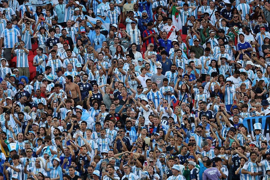 Hàng vạn cổ động viên Argentina tạo nên bầu không khí sôi động trên các khán đài, tiếp thêm động lực cho đội bóng Nam Mỹ Hàng vạn cổ động viên Argentina tạo nên bầu không khí sôi động trên các khán đài, tiếp thêm động lực cho đội bóng Nam Mỹ