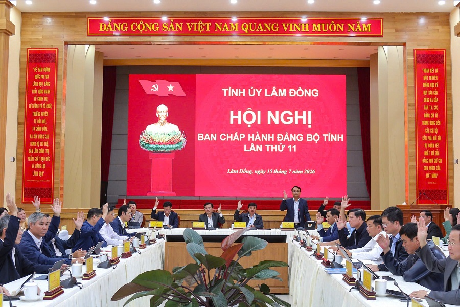 Các đại biểu biểu quyết thông qua Tờ trình của Ban Thường vụ Tỉnh ủy Lâm Đồng về kế hoạch đầu tư công trung hạn giai đoạn 2021 - 2025 và dự kiến kế hoạch đầu tư công trung hạn giai đoạn 2026 - 2030. Ảnh: Hạ Chúc Các đại biểu biểu quyết thông qua Tờ trình của Ban Thường vụ Tỉnh ủy Lâm Đồng về kế hoạch đầu tư công trung hạn giai đoạn 2021 - 2025 và dự kiến kế hoạch đầu tư công trung hạn giai đoạn 2026 - 2030. Ảnh: Hạ Chúc