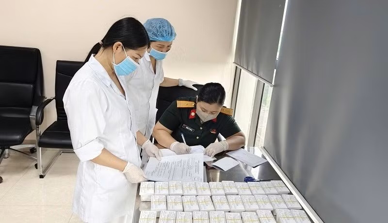Đại diện hai đơn vị kiểm tra mẫu khi b&agrave;n giao