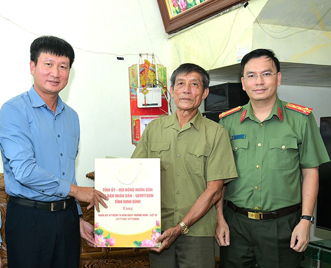 Lãnh đạo tỉnh Ninh Bình thăm, tặng quà gia đình người có công tại xã Gia Hưng