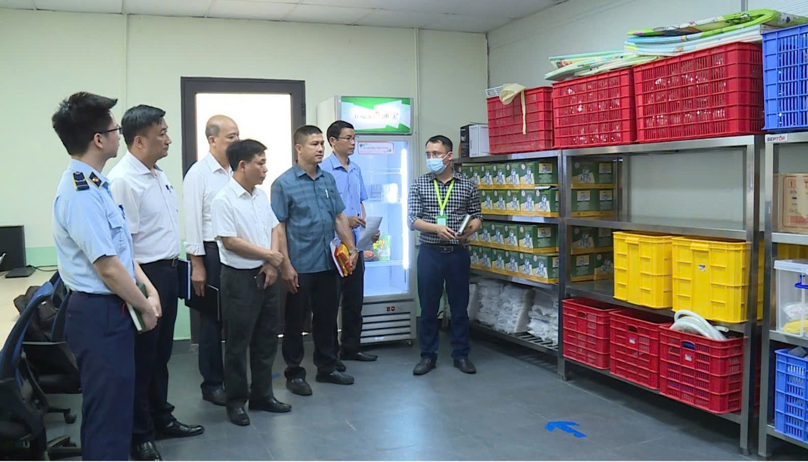 Đo&agrave;n kiểm tra li&ecirc;n ng&agrave;nh số 01 kiểm tra tại bếp ăn tập thể khu C&ocirc;ng nghiệp Đồng Văn IV tỉnh Ninh B&igrave;nh