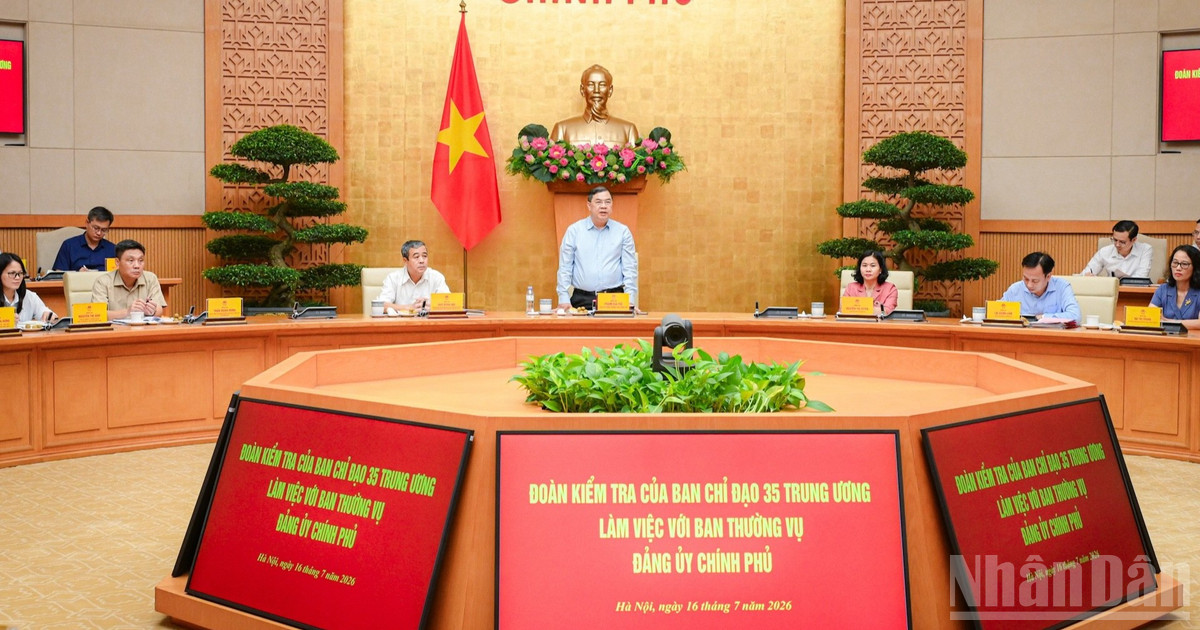 Đồng chí Phạm Gia Túc, Ủy viên Bộ Chính trị, Phó Bí thư Thường trực, Phó Thủ tướng Thường trực, Trưởng ban Chỉ đạo 35 Đảng ủy Chính phủ phát biểu tại buổi làm việc. (Ảnh: BẢO LONG) Đồng chí Phạm Gia Túc, Ủy viên Bộ Chính trị, Phó Bí thư Thường trực, Phó Thủ tướng Thường trực, Trưởng ban Chỉ đạo 35 Đảng ủy Chính phủ phát biểu tại buổi làm việc. (Ảnh: BẢO LONG)