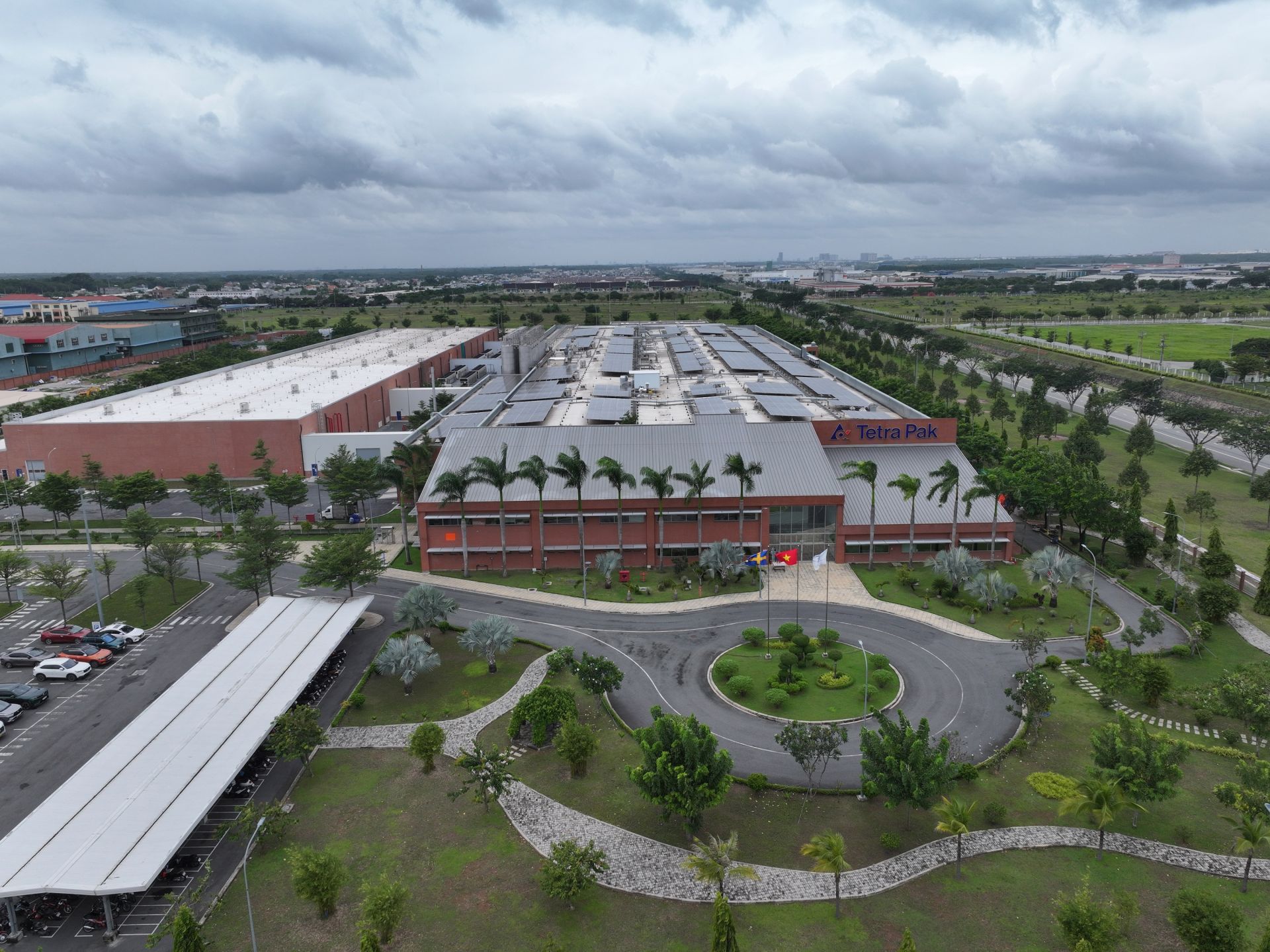 Nh&agrave; m&aacute;y đ&aacute;p ứng nhu cầu năng lượng được cung cấp từ nguồn t&aacute;i tạo nhờ hệ thống pin năng lượng mặt trời hơn 5.900 m&sup2; được lắp đặt tr&ecirc;n m&aacute;i nh&agrave; m&aacute;y