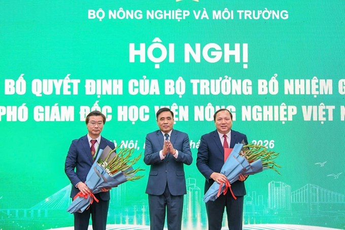 Thứ trưởng Bộ N&ocirc;ng nghiệp v&agrave; M&ocirc;i trường Nguyễn Quốc Trị trao quyết định bổ nhiệm cho PGS.TS Vũ Ngọc Huy&ecirc;n (b&ecirc;n phải) v&agrave; PGS.TS Nguyễn C&ocirc;ng Tiệp giữ chức Ph&oacute; Gi&aacute;m đốc Học viện N&ocirc;ng nghiệp Việt Nam. Ảnh: Dương Triều