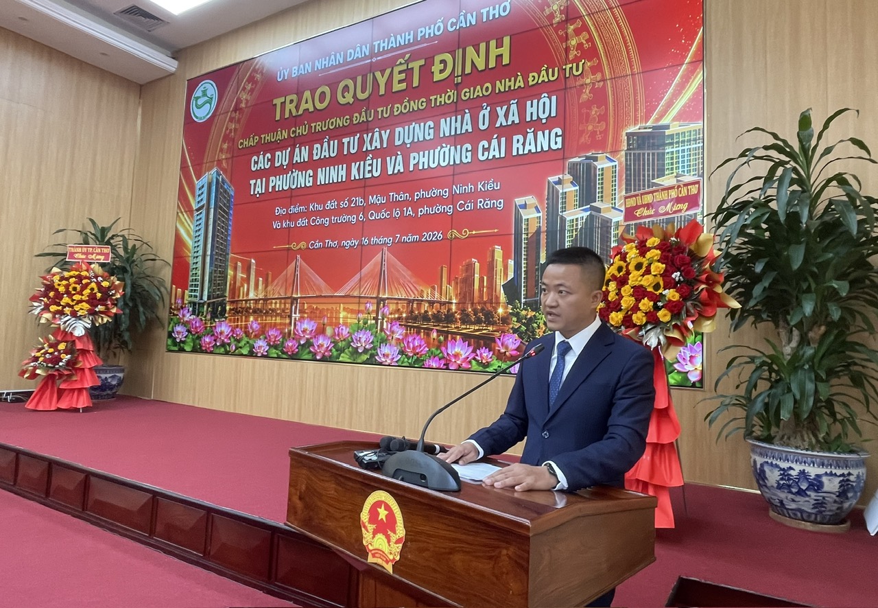 Ông Nguyễn Đức Toàn Phó Giám đốc Công ty Cổ phần Phát triển Nhà ở Tây Đô cam kết sẽ khởi công xây dựng vào dịp Lễ Quốc khánh 2/9 Ông Nguyễn Đức Toàn Phó Giám đốc Công ty Cổ phần Phát triển Nhà ở Tây Đô cam kết sẽ khởi công xây dựng vào dịp Lễ Quốc khánh 2/9