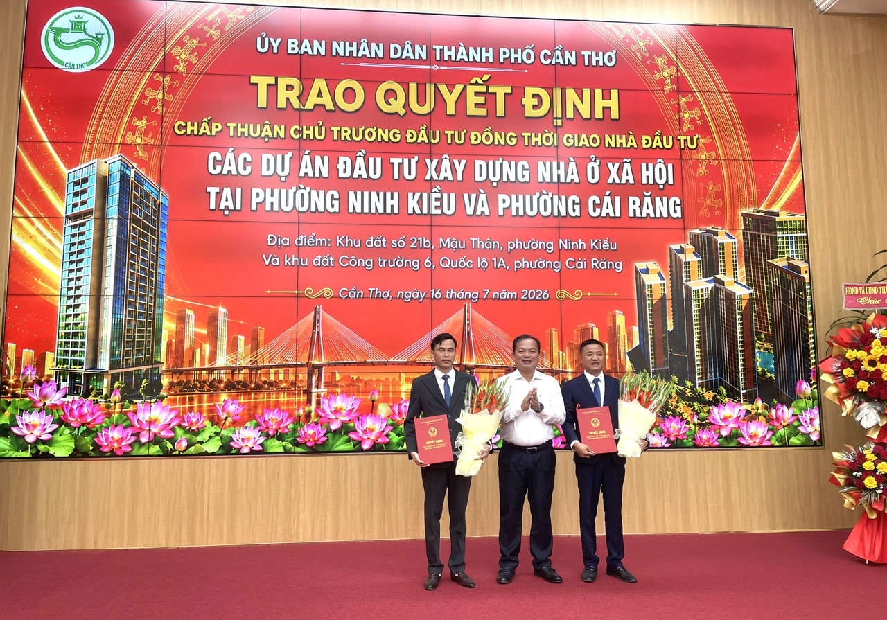 Ông Nguyễn Văn Hòa, Phó Chủ tịch UBND TP. Cần Thơ (giữa) trao Quyết định chủ trương đầu tư cho 2 chủ đầu tư dự án nhà ở xã hội ở phường Cái Rang và phường Ninh Kiều Ông Nguyễn Văn Hòa, Phó Chủ tịch UBND TP. Cần Thơ (giữa) trao Quyết định chủ trương đầu tư cho 2 chủ đầu tư dự án nhà ở xã hội ở phường Cái Rang và phường Ninh Kiều