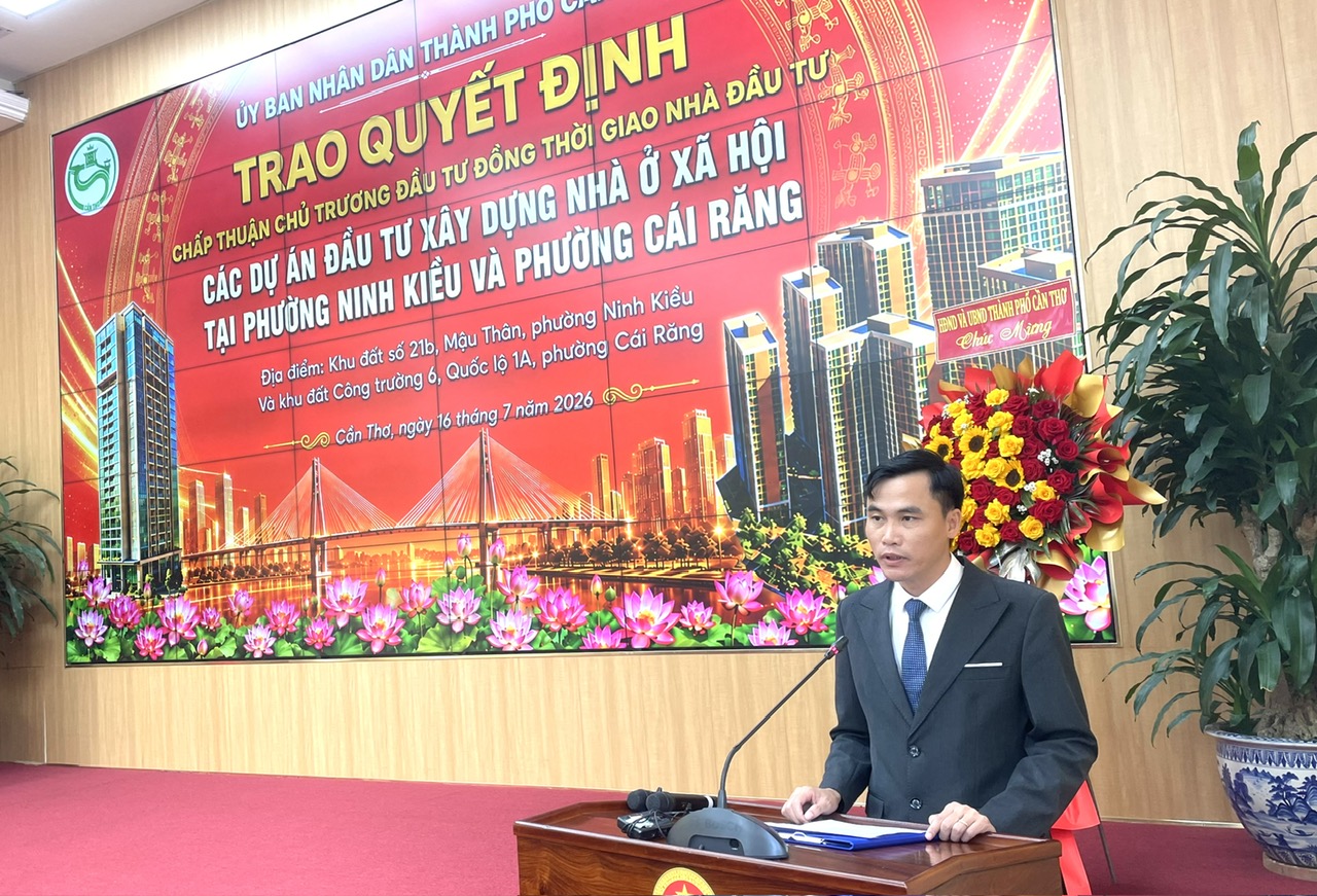 Ông Văn Tú, Chủ tịch HĐQT kiêm Giám đốc Công ty Cổ phần Đầu tư và Phát triển Nhà ở Miền Tây phát biểu Ông Văn Tú, Chủ tịch HĐQT kiêm Giám đốc Công ty Cổ phần Đầu tư và Phát triển Nhà ở Miền Tây phát biểu