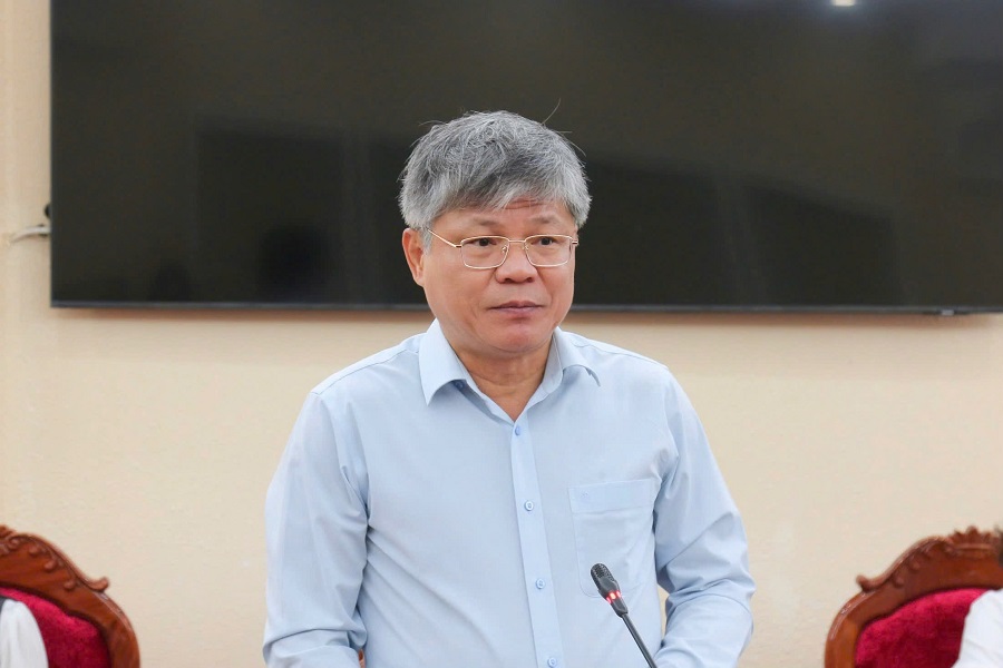 &Ocirc;ng Trần C&ocirc;ng Kha, B&iacute; thư Đảng uỷ, Chủ tịch HĐQT Tập đo&agrave;n C&ocirc;ng nghiệp cao su Việt Nam b&aacute;o c&aacute;o đề xuất tại buổi l&agrave;m việc.