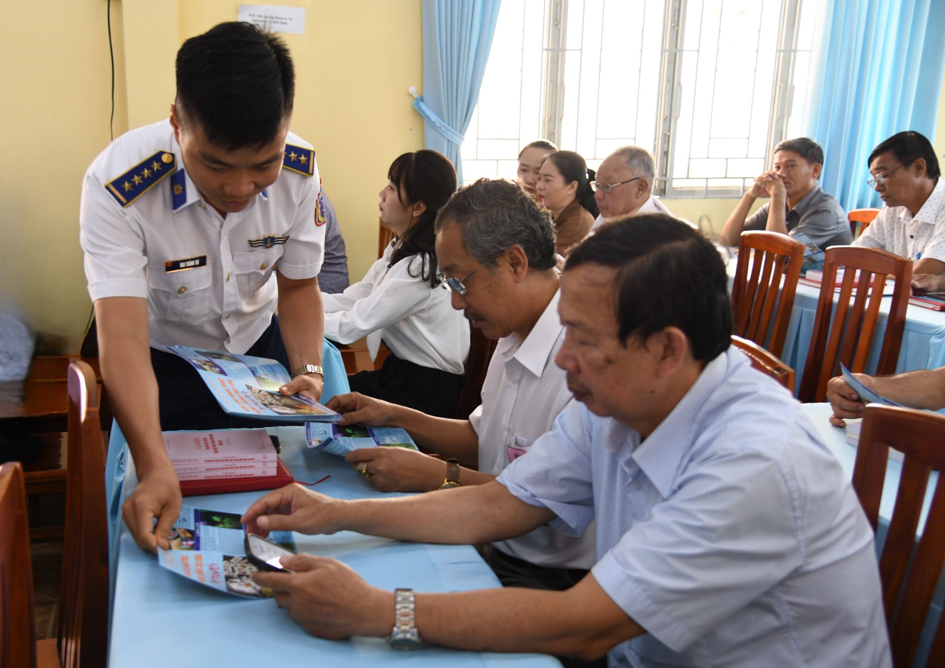 Ph&aacute;t tờ rơi tuy&ecirc;n truyền cho người d&acirc;n