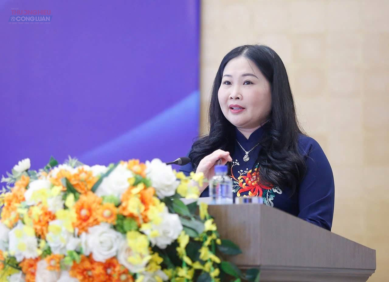 Bà Vũ Thị Hiền Hạnh - Phó Chủ tịch UBND tỉnh Lào Cai phát biểu khai mạc tọa đàm Bà Vũ Thị Hiền Hạnh - Phó Chủ tịch UBND tỉnh Lào Cai phát biểu khai mạc tọa đàm