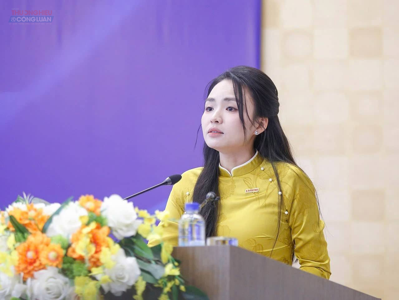 Bà Phạm Thị Thùy Dung - Phó TBT Báo Lao động phát biểu ý kiến tại tọa đàm Bà Phạm Thị Thùy Dung - Phó TBT Báo Lao động phát biểu ý kiến tại tọa đàm
