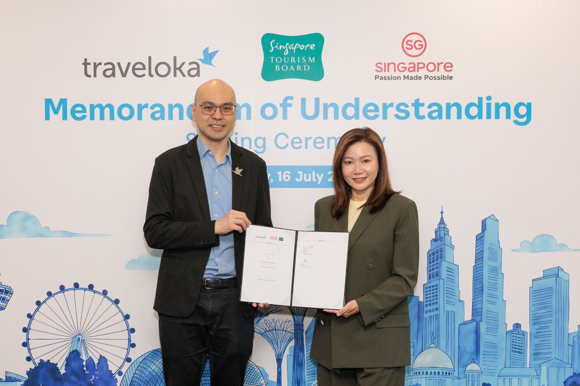 Bà Melissa Ow, Tổng Giám đốc Tổng cục Du lịch Singapore (STB), và ông Albert, Đồng sáng lập Traveloka, ký kết Biên bản Ghi nhớ Hợp tác (MoU) nhằm thúc đẩy quảng bá Singapore đến du khách tại năm thị trường trọng điểm: Indonesia, Malaysia, Thái Lan, Việt Nam và Australia. (Nguồn: Traveloka) Bà Melissa Ow, Tổng Giám đốc Tổng cục Du lịch Singapore (STB), và ông Albert, Đồng sáng lập Traveloka, ký kết Biên bản Ghi nhớ Hợp tác (MoU) nhằm thúc đẩy quảng bá Singapore đến du khách tại năm thị trường trọng điểm: Indonesia, Malaysia, Thái Lan, Việt Nam và Australia. (Nguồn: Traveloka)
