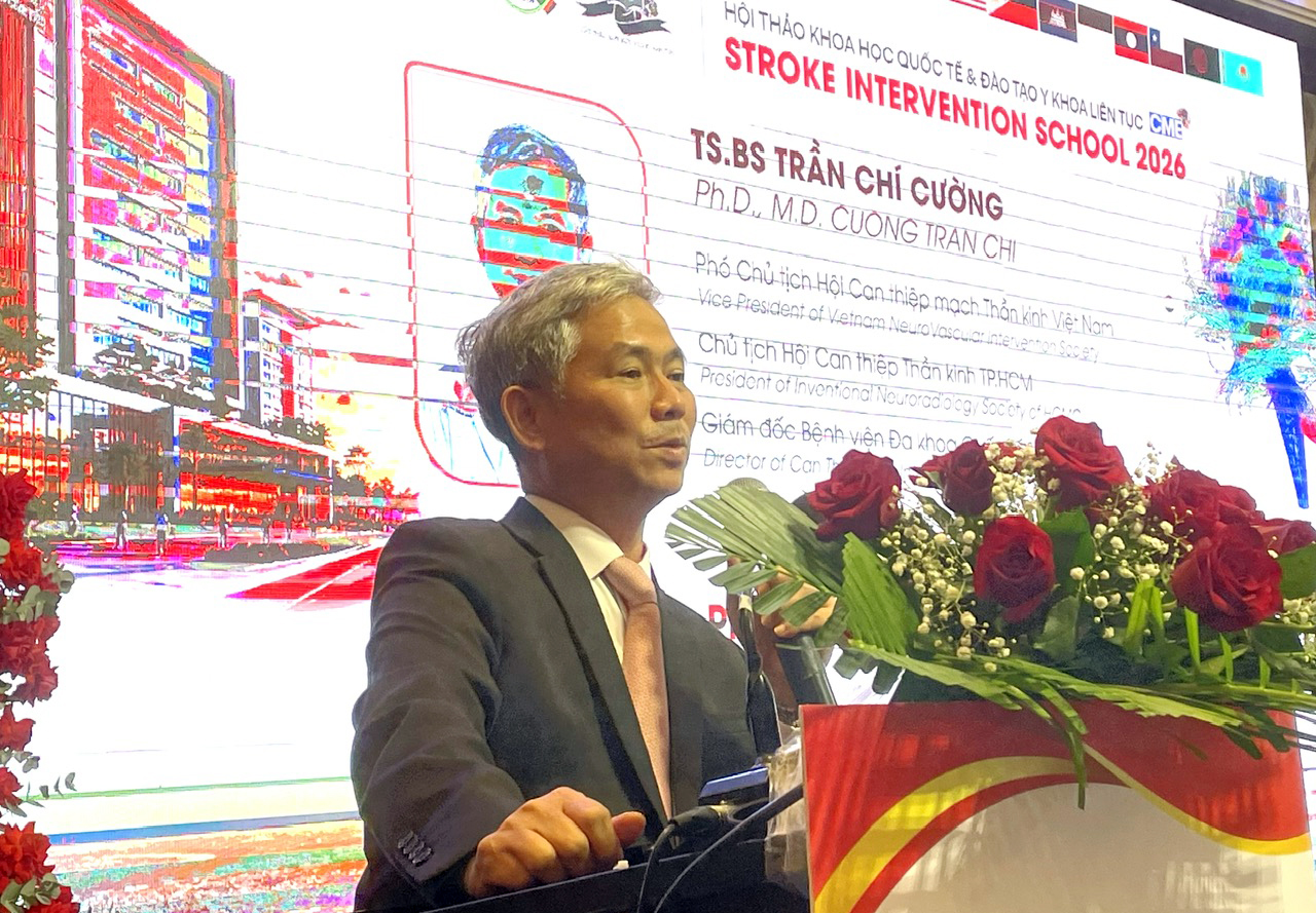 TS. BS Trần Ch&iacute; Cường Gi&aacute;m đốc Bệnh viện Đa khoa Quốc tế S.I.S ph&aacute;t biểu với Hội thảo