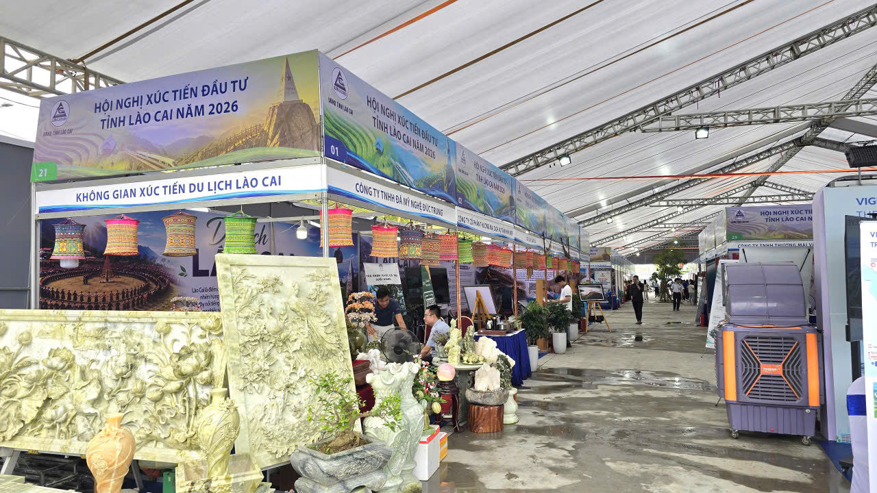 Không gian triển lãm với 80 gian hàng xúc tiến đầu tư, thương mại và du lịch đã cơ bản hoàn tất, sẵn sàng đón hàng nghìn đại biểu, doanh nghiệp tham dự Hội nghị Xúc tiến đầu tư tỉnh Lào Cai năm 2026. Không gian triển lãm với 80 gian hàng xúc tiến đầu tư, thương mại và du lịch đã cơ bản hoàn tất, sẵn sàng đón hàng nghìn đại biểu, doanh nghiệp tham dự Hội nghị Xúc tiến đầu tư tỉnh Lào Cai năm 2026.