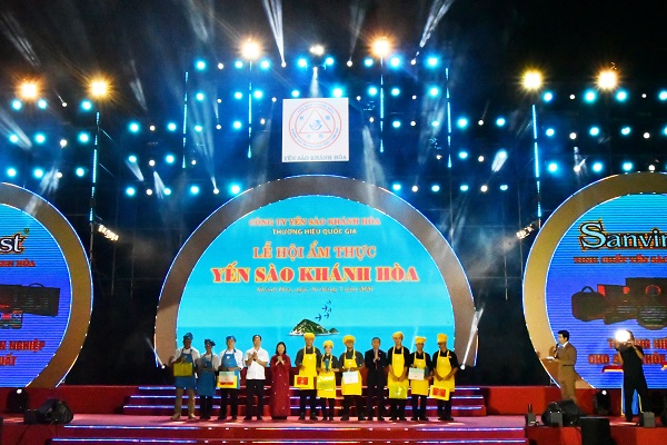Trao 03 Giải Nh&igrave;: 15.000.000 đồng/giải