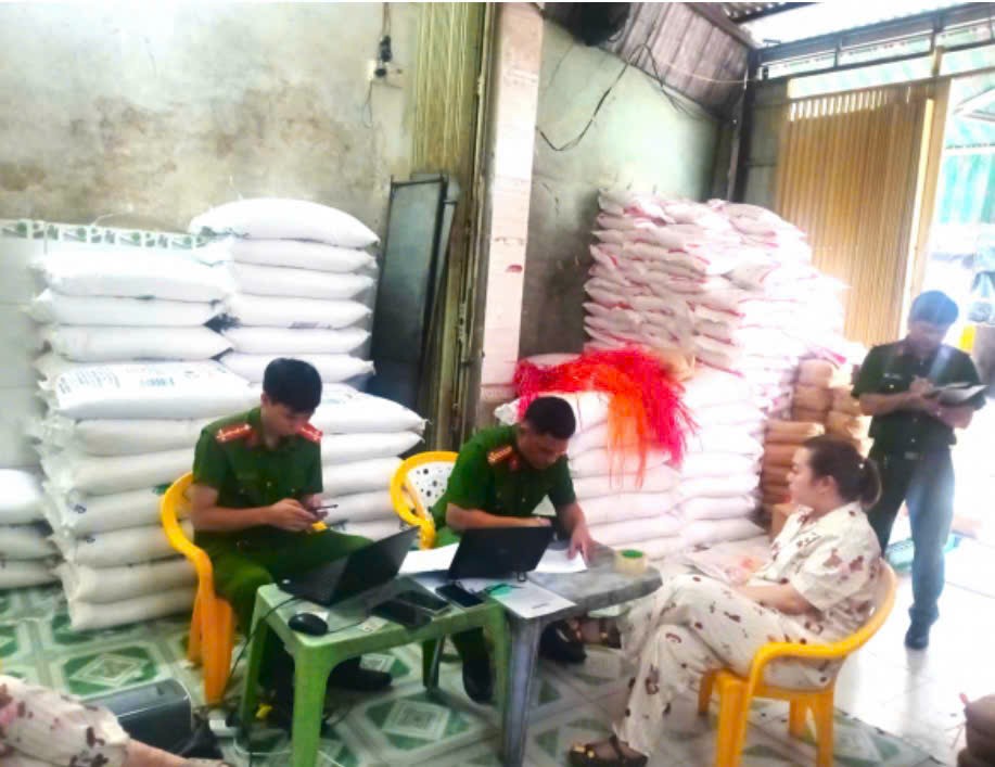 Cà Mau: Bắt quả tang cơ sở M888com link hiện đang mở hàng chục tấn đường cát giả