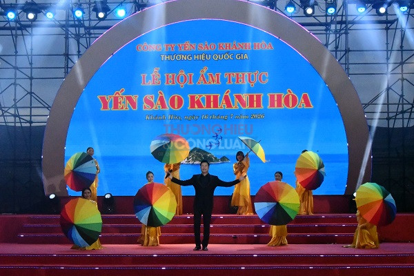 Văn nghệ ch&agrave;o mừng
