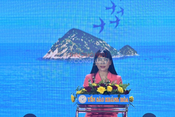 B&agrave; Trịnh Thị Hồng V&acirc;n- Chủ tịch HĐTV C&ocirc;ng ty Yến s&agrave;o Kh&aacute;nh H&ograve;a ph&aacute;t biểu khai mạc