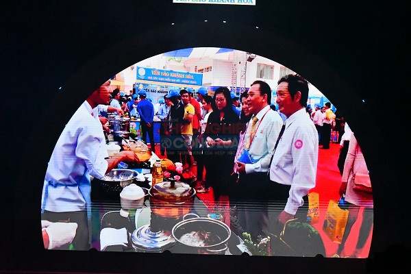 Đại biểu xem video clip về c&aacute;c kỳ lễ hội ẩm thực Yến s&agrave;o Kh&aacute;nh H&ograve;a