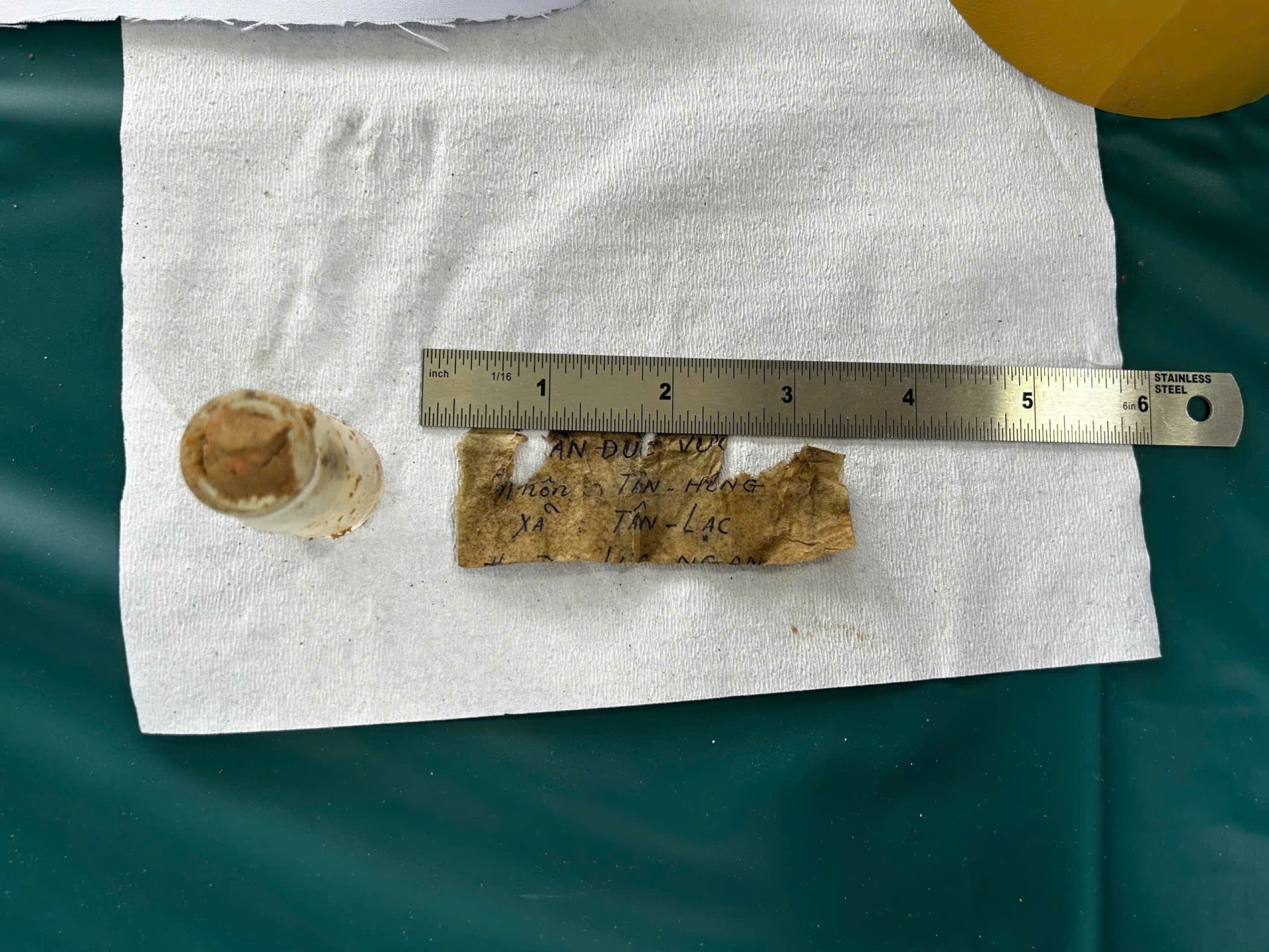 Mảnh giấy được ph&aacute;t hiện trong lọ penicillin tại một phần mộ ở Nghĩa trang liệt sĩ Vĩnh Hưng - T&acirc;n Hưng. Ảnh: UBND x&atilde; Vĩnh Hưng. Ảnh: VT