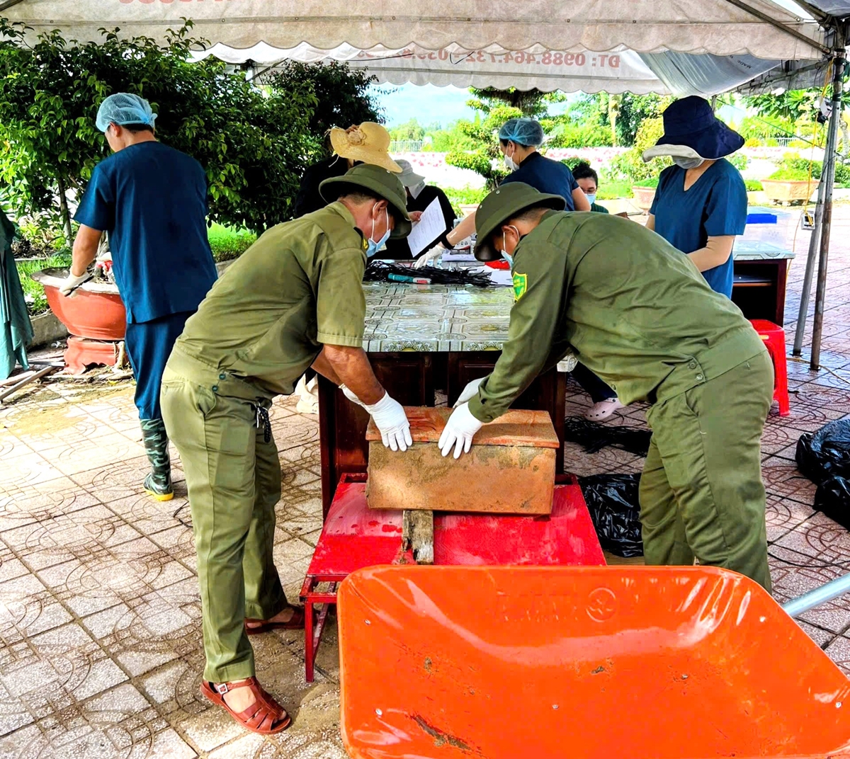 C&ocirc;ng an x&atilde; T&acirc;n Thạnh tham gia c&ocirc;ng t&aacute;c khai quật lấy mẫu v&agrave; đảm bảo an to&agrave;n hoạt động lấy mẫu. Ảnh: VT