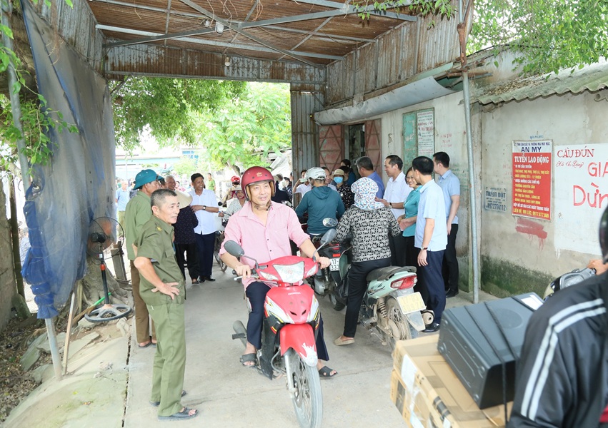 Hưng Yên: Người dân đồng thuận tháo dỡ điểm thu phí cầu Đún