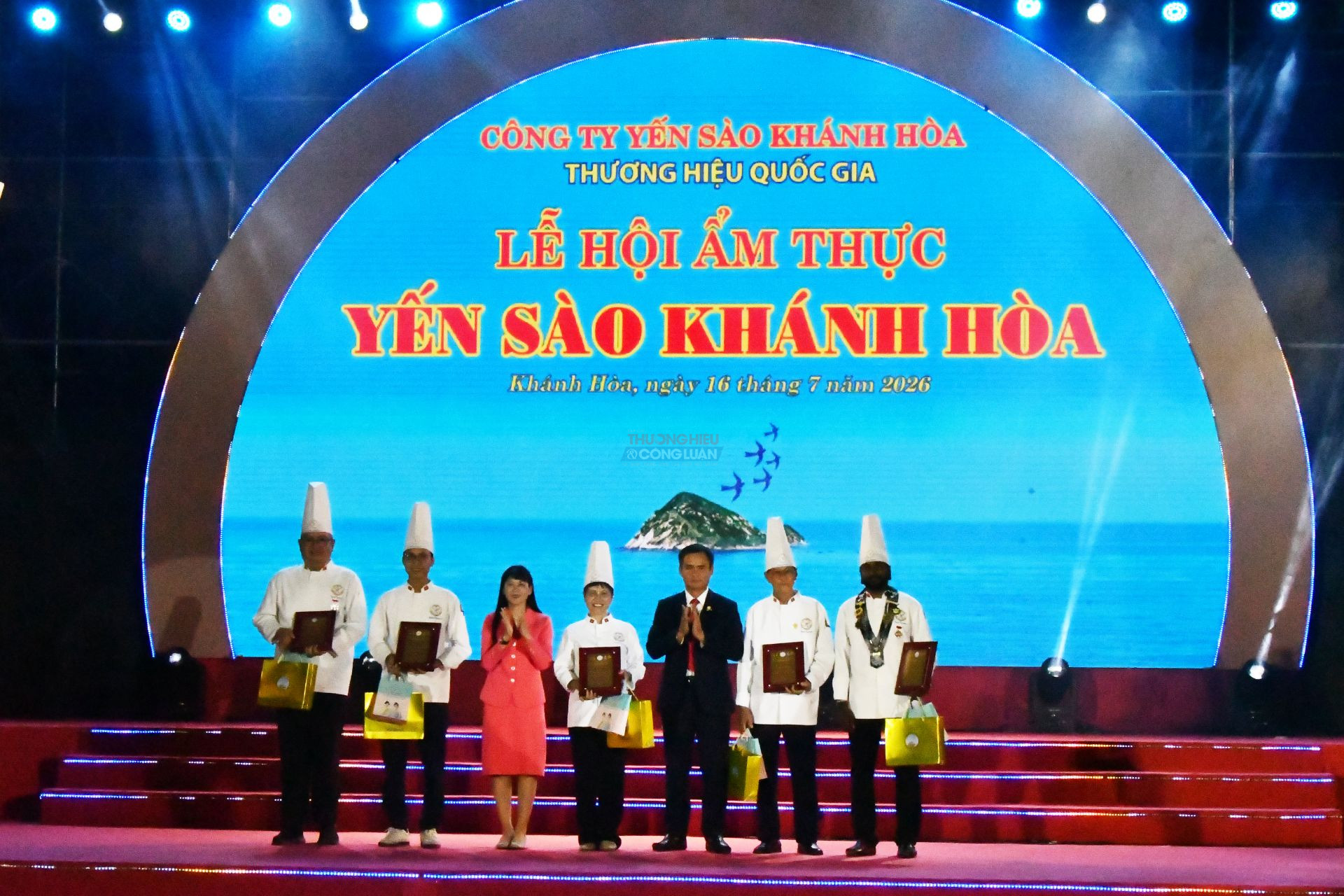 L&atilde;nh đạo C&ocirc;ng ty Yến s&agrave;o Kh&aacute;nh H&ograve;a tặng qu&agrave; v&agrave; kỷ niệm chương cho Ban trọng t&agrave;i của Lễ hội