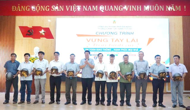 Chủ tịch UBND phường Hải Vân Nguyễn Thúc Dũng trao tặng Mũ bảo hiểm cho người dân. Chủ tịch UBND phường Hải Vân Nguyễn Thúc Dũng trao tặng Mũ bảo hiểm cho người dân.
