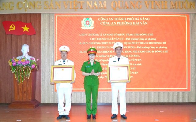 Đại tá Võ Thị Trinh trao Huy chương Vì An ninh Tổ quốc và Huy chương Chiến sĩ vẻ vang hạng nhất cho 2 cán bộ lãnh đạo Công an phường Hải Vân. Đại tá Võ Thị Trinh trao Huy chương Vì An ninh Tổ quốc và Huy chương Chiến sĩ vẻ vang hạng nhất cho 2 cán bộ lãnh đạo Công an phường Hải Vân.