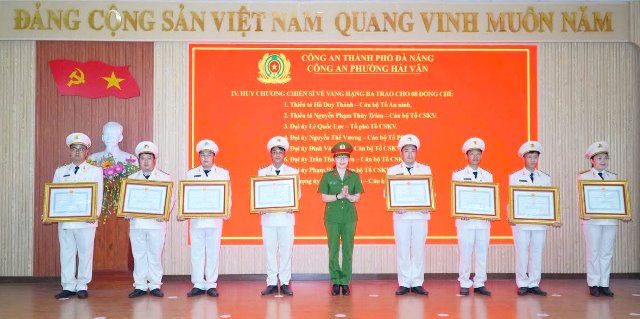Đại tá Võ Thị Trinh, Phó Giám đốc Công an TP Đà Nẵng trao Huy chương Chiến sĩ vẻ vang cho CBCS Công an phường Hải Vân. Đại tá Võ Thị Trinh, Phó Giám đốc Công an TP Đà Nẵng trao Huy chương Chiến sĩ vẻ vang cho CBCS Công an phường Hải Vân.