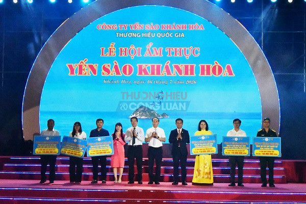 Trao tặng 10 căn Nh&agrave; Đại đo&agrave;n kết v&agrave; 02 căn Nh&agrave; Đồng đội cho c&aacute;c hộ gia đ&igrave;nh c&oacute; ho&agrave;n cảnh kh&oacute; khăn tại phường T&acirc;y Nha Trang, x&atilde; Suối Hiệp, x&atilde; Kh&aacute;nh Vĩnh, x&atilde; Nam Cam Ranh, x&atilde; H&ograve;a Tr&iacute; v&agrave; Bộ Chỉ huy Qu&acirc;n sự tỉnh Kh&aacute;nh H&ograve;a.