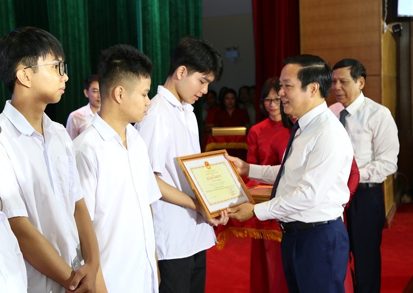Tỉnh Hưng Yên tuyên dương, khen thưởng 276 học sinh đạt thành tích cao năm học 2025 - 2026 Tỉnh Hưng Yên tuyên dương, khen thưởng 276 học sinh đạt thành tích cao năm học 2025 - 2026