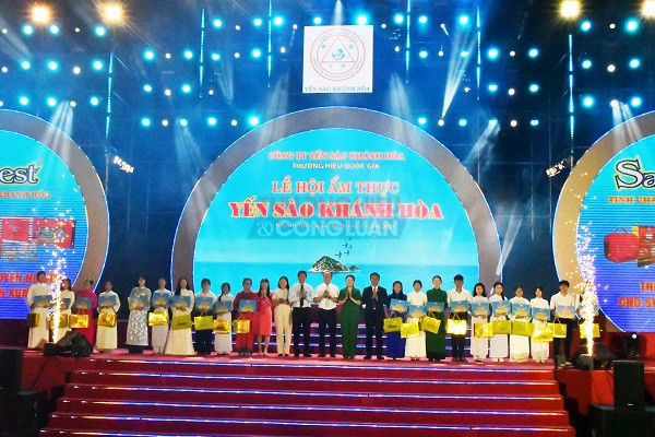 Trao tặng 20 suất học bổng, mỗi suất trị gi&aacute; 10 triệu đồng d&agrave;nh cho c&aacute;c sinh vi&ecirc;n hiếu học vượt kh&oacute; của trường Đại học Nha Trang.
