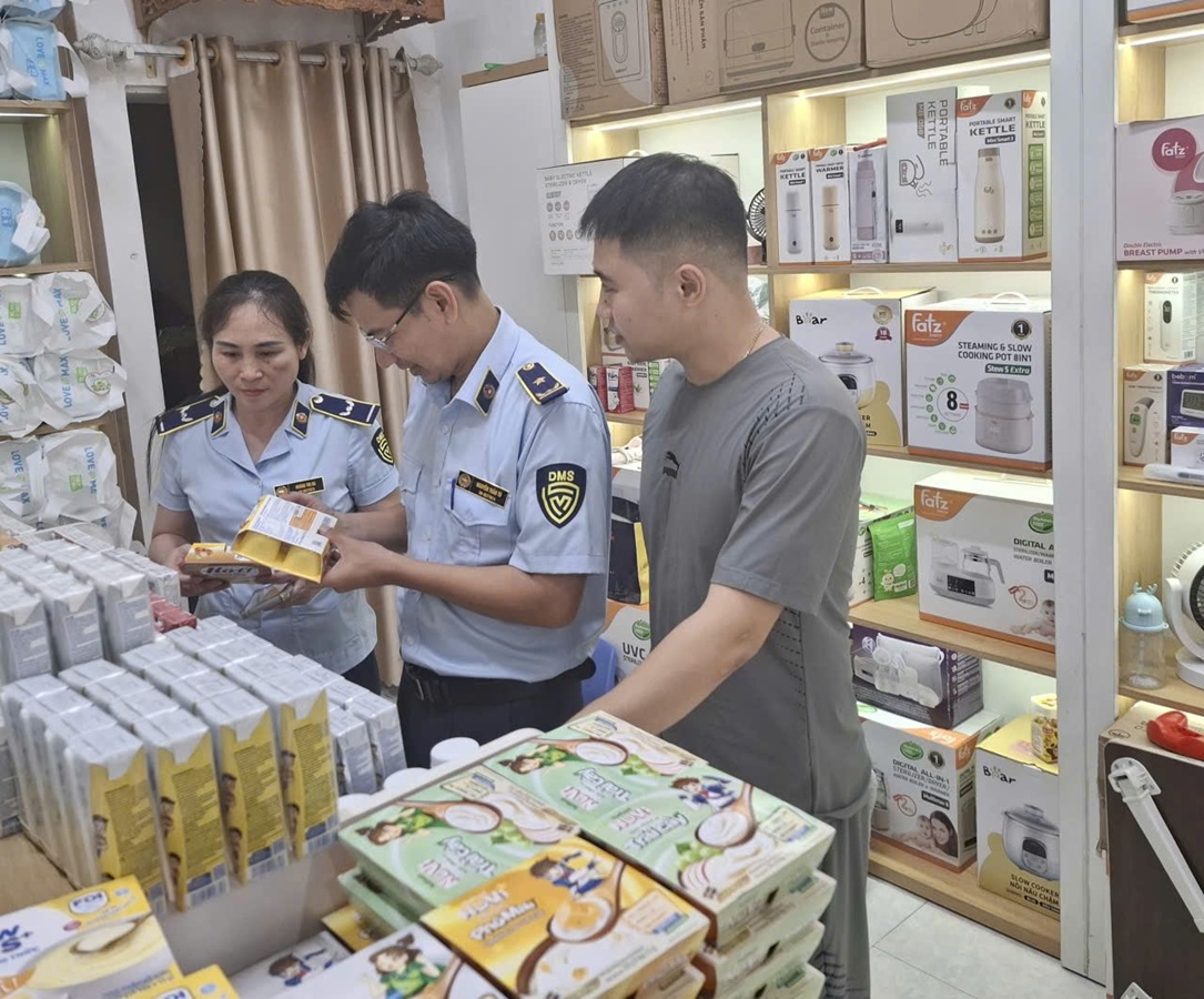 Đội Quản lý thị trường số 6 Thanh Hóa xử phạt hộ kinh doanh thực phẩm vi phạm quy định bảo quản