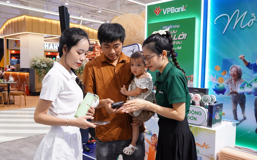 CBNV VPBank trực tiếp tư vấn cho khách hàng tại “VPBank tới rồi, mở CBNV VPBank trực tiếp tư vấn cho khách hàng tại “VPBank tới rồi, mở