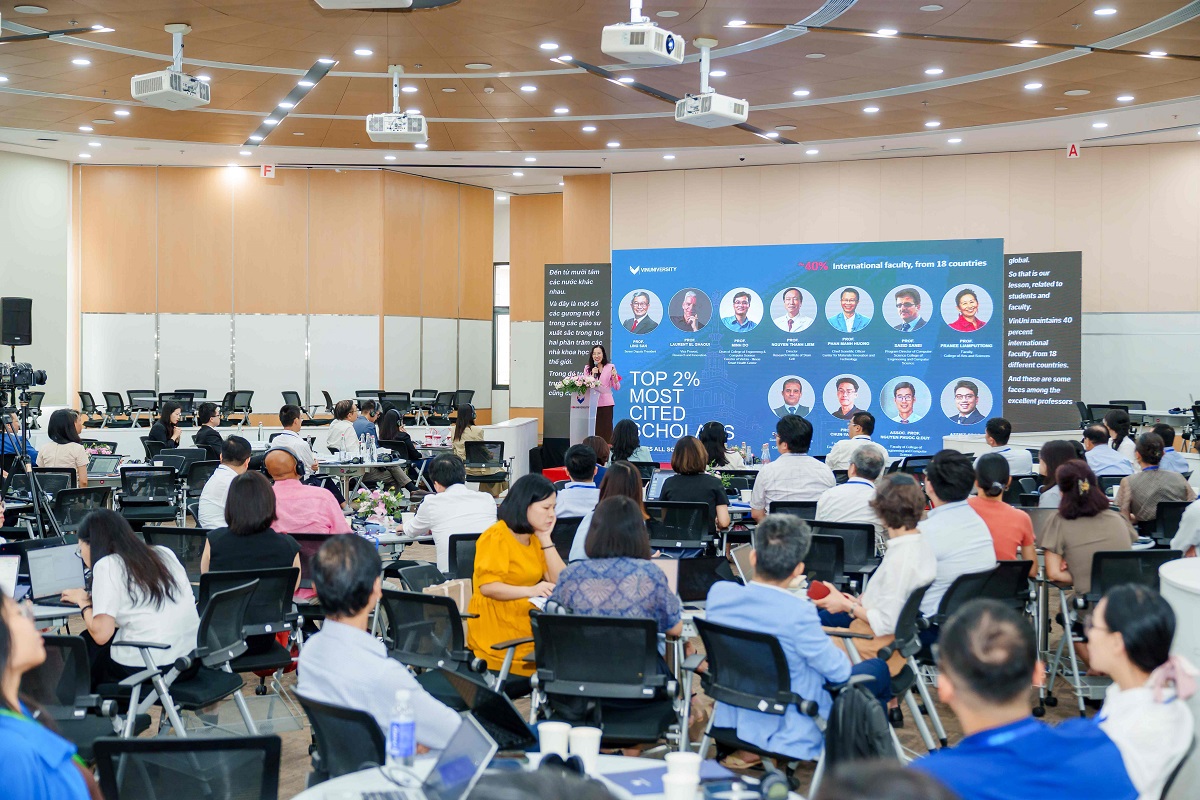 Bà Phạm Thanh Hảo, Phó hiệu trưởng Trường ĐH VinUni với bài tham luận “Từ quốc tế hoá tới vị thế toàn cầu”. Bà Phạm Thanh Hảo, Phó hiệu trưởng Trường ĐH VinUni với bài tham luận “Từ quốc tế hoá tới vị thế toàn cầu”.