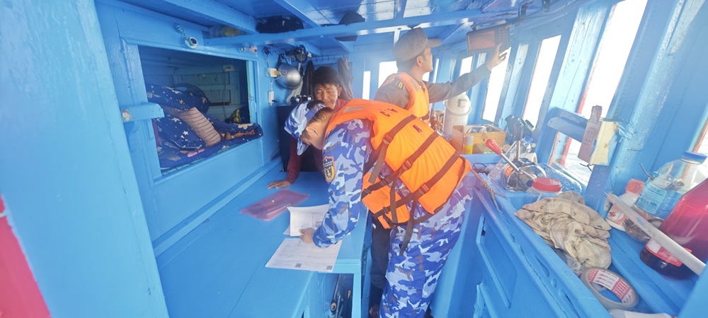 Lực lượng chức năng BTL Vùng Cảnh sát biển 4 kiểm tra hồ sơ, giấy tờ Tàu 3177 Lực lượng chức năng BTL Vùng Cảnh sát biển 4 kiểm tra hồ sơ, giấy tờ Tàu 3177