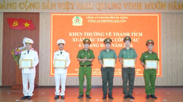 Thượng tá Phùng Văn Hùng, Trưởng Công an phường Hải Vân, trao khen thưởng CBCS có thành tích xuất sắc trong 6 tháng đầu năm. Thượng tá Phùng Văn Hùng, Trưởng Công an phường Hải Vân, trao khen thưởng CBCS có thành tích xuất sắc trong 6 tháng đầu năm.