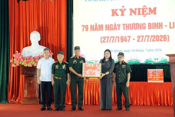 Đồng chí Hà Lan Anh trao quà gửi tặng Trung tâm điều dưỡng thương binh Nho Quan. Đồng chí Hà Lan Anh trao quà gửi tặng Trung tâm điều dưỡng thương binh Nho Quan.