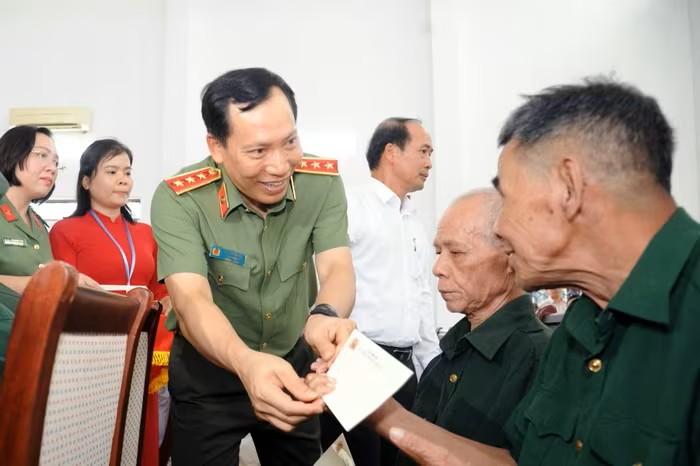 Thứ trưởng Lê Văn Tuyến ân cần thăm hỏi, tặng quà các thương binh, bệnh binh tại Trung tâm Thứ trưởng Lê Văn Tuyến ân cần thăm hỏi, tặng quà các thương binh, bệnh binh tại Trung tâm